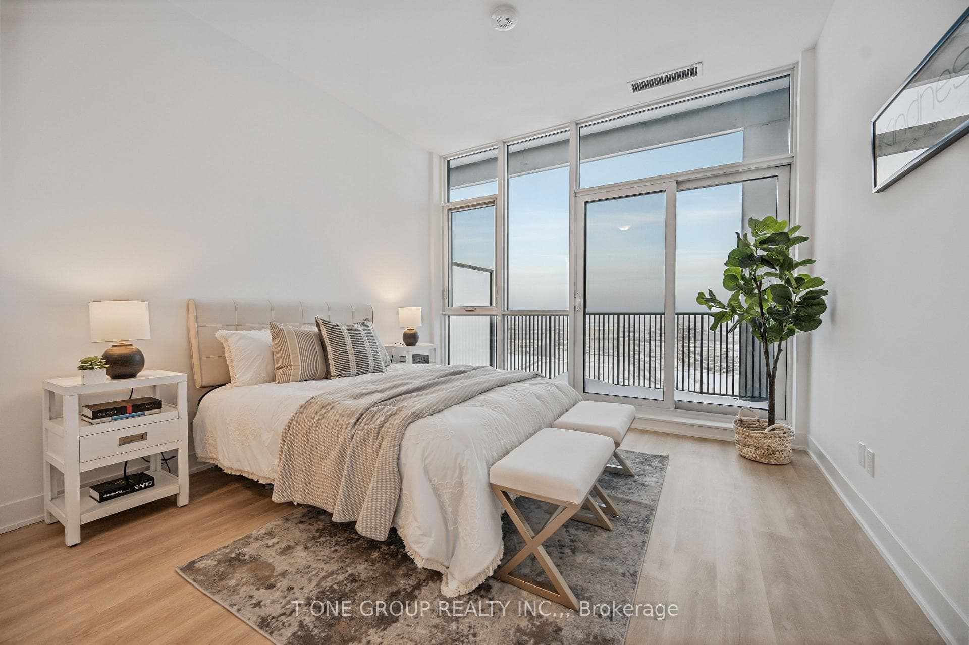 Master Bedroom w/ 10ft ceilings