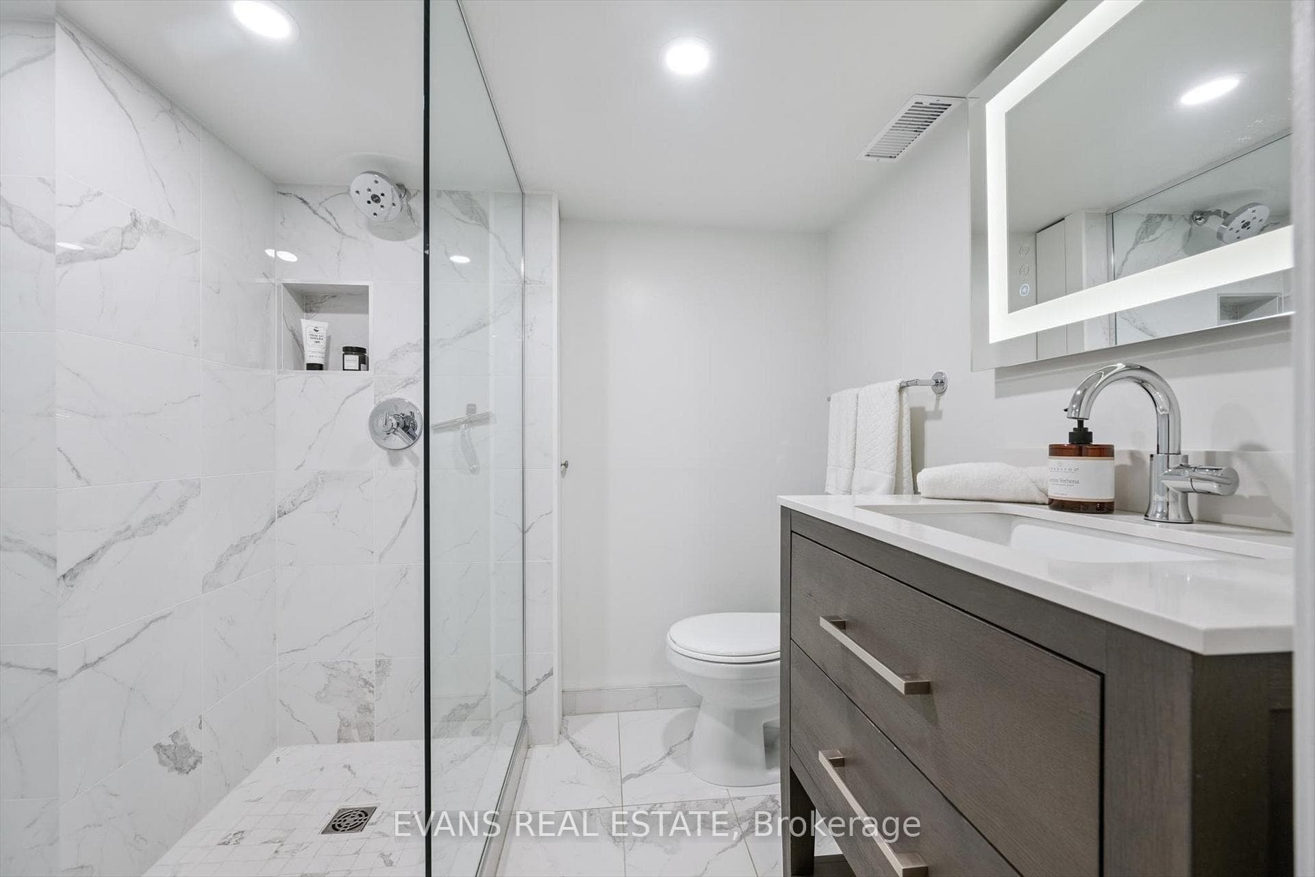 25 Uxbridge Ave Basement 3-Piece Bathroom