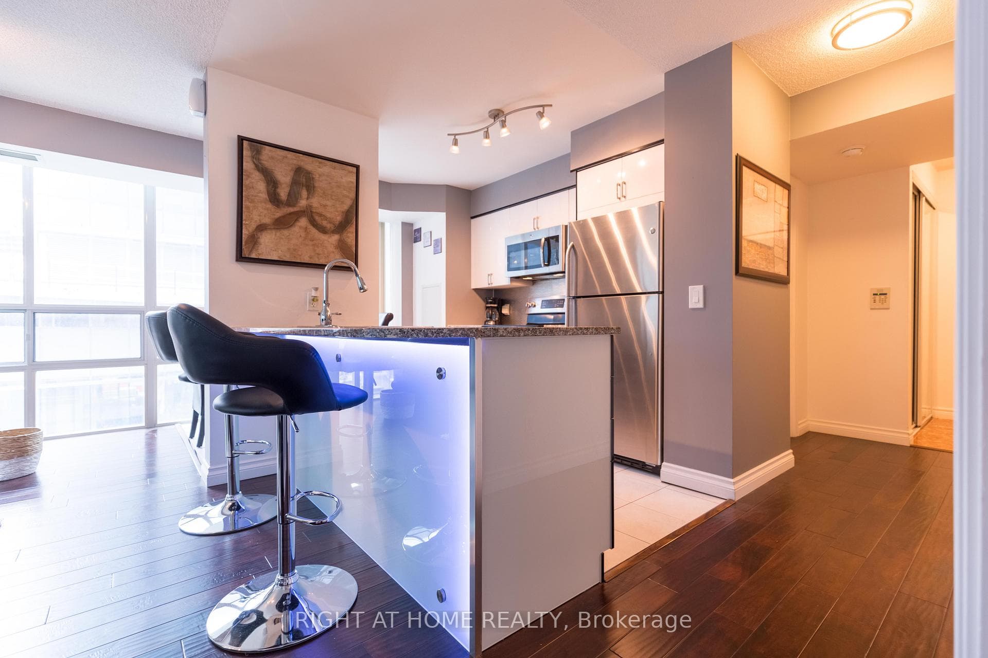 30 Grand Trunk Crescent Unit 506 photo 11