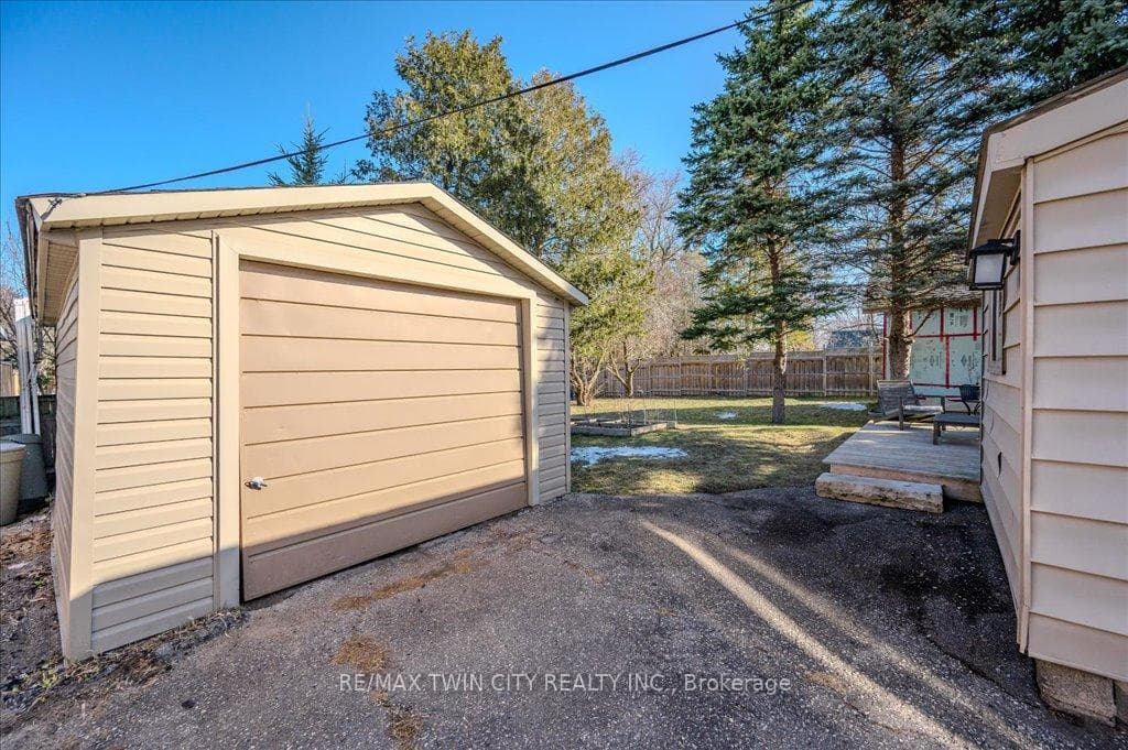 Single car garage (with hydro)