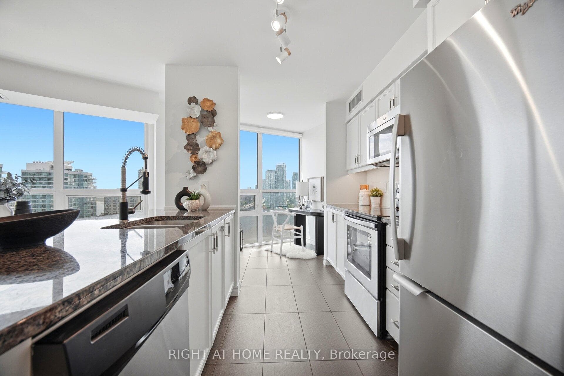 19 Grand Trunk Crescent Unit #2511 photo 18