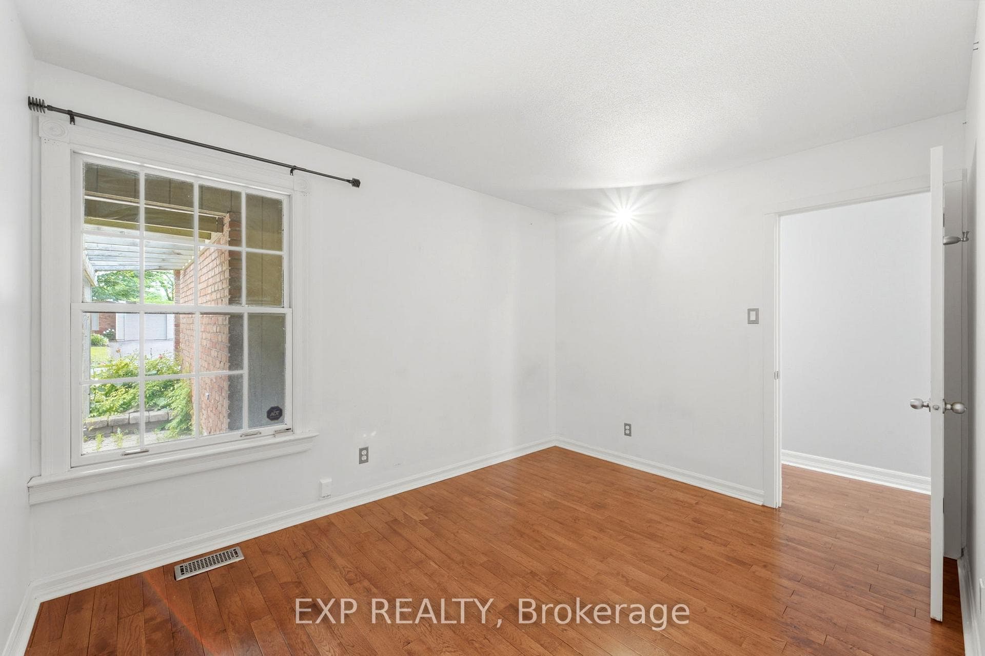 956 Gold Crescent photo 17