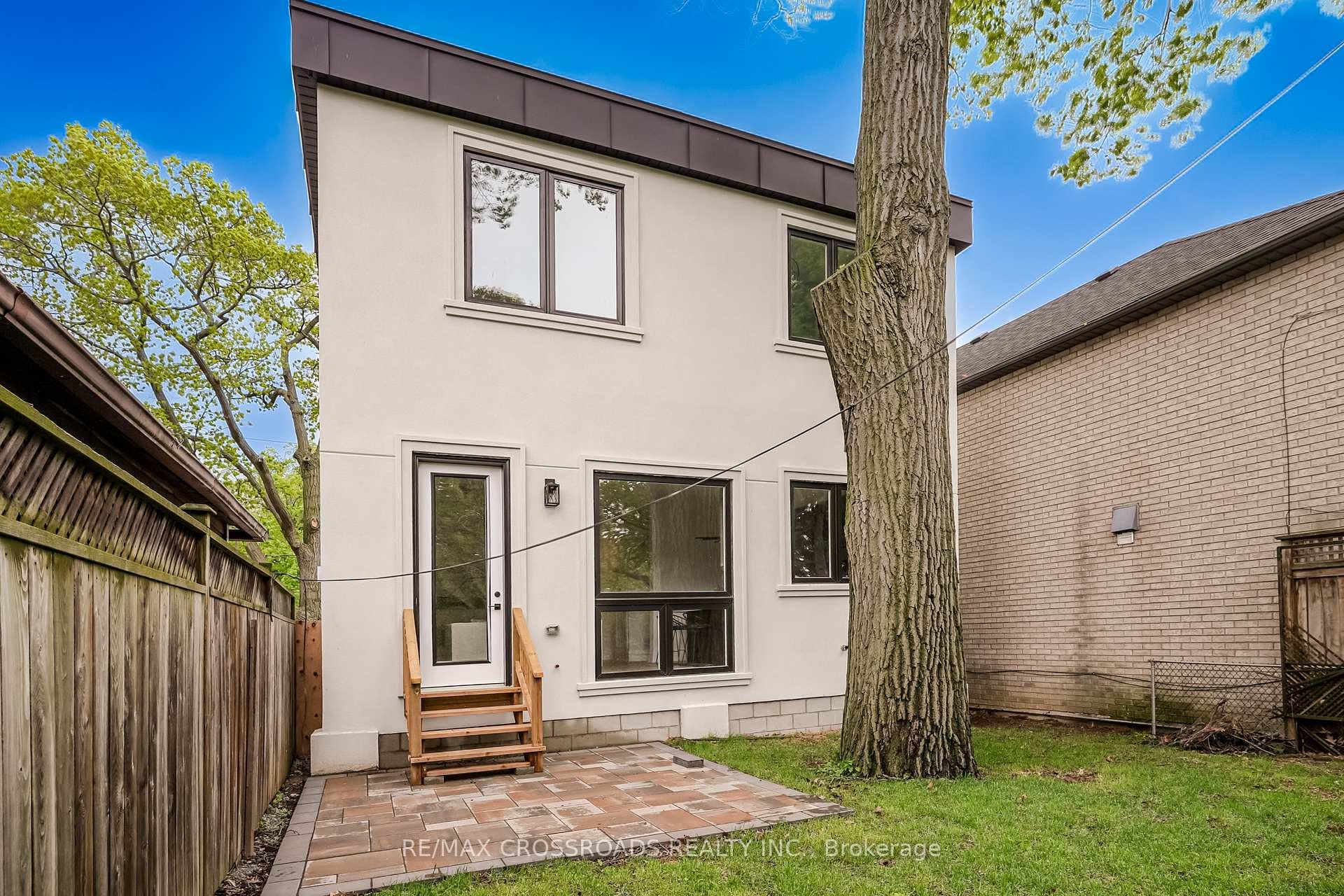 112 Blantyre Avenue photo 39