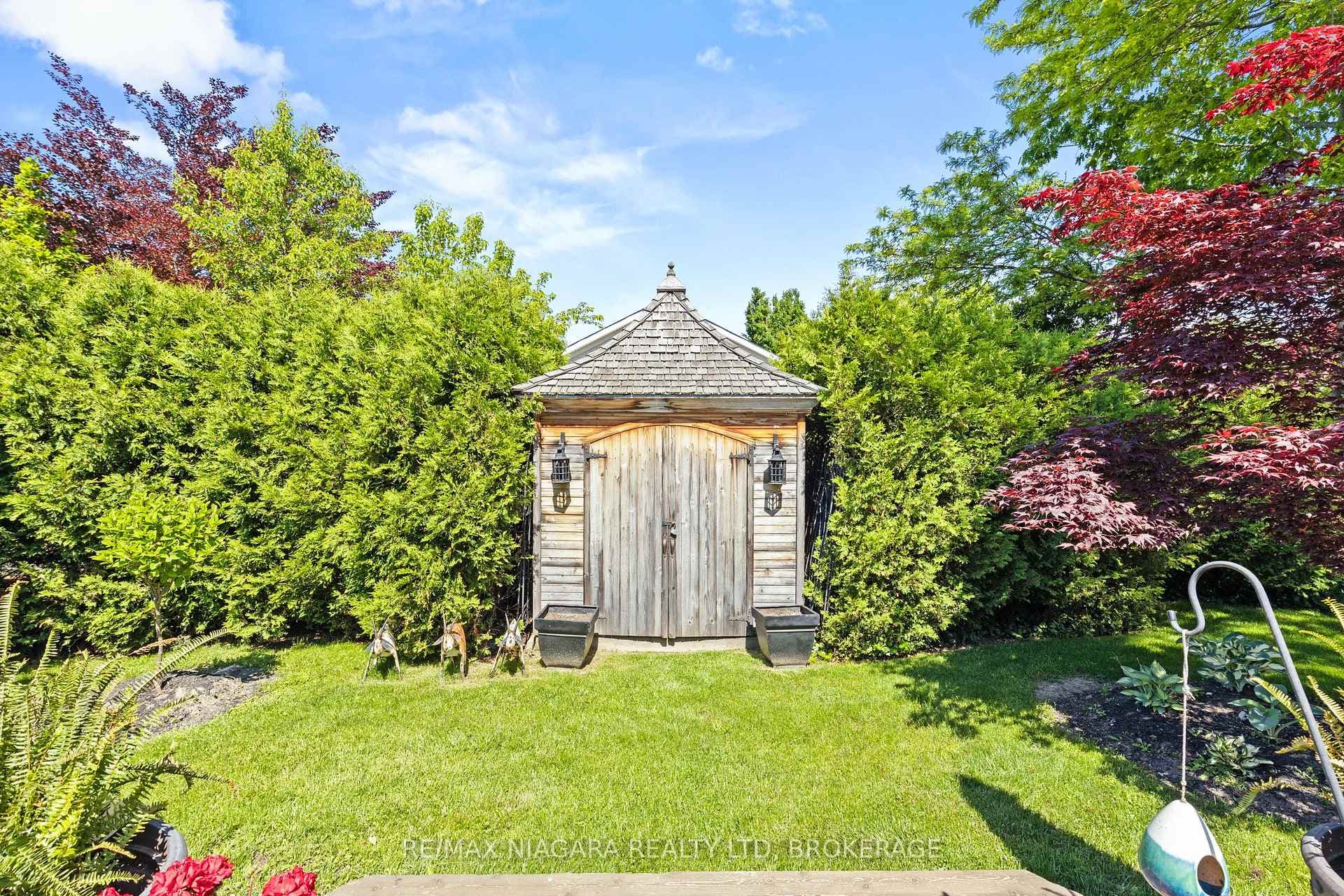 611 Victoria Street photo 4