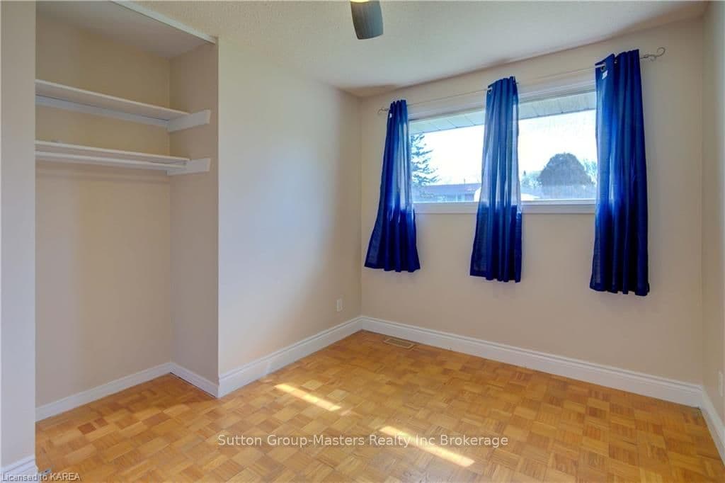 150 MANITOU Crescent photo 18