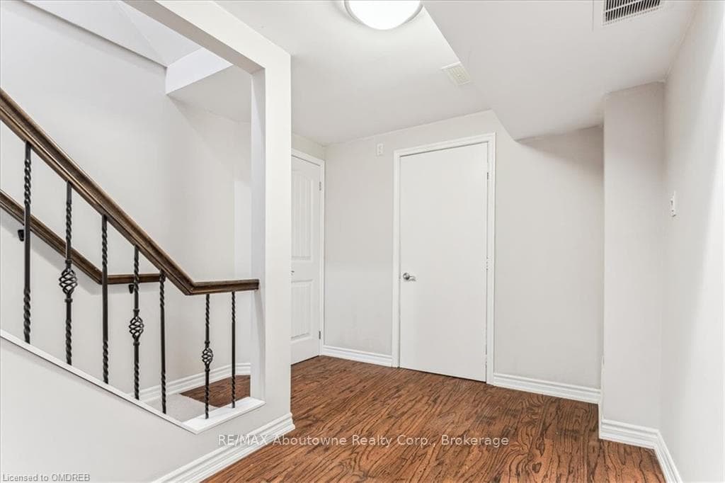 499 WILLMOTT Crescent photo 31