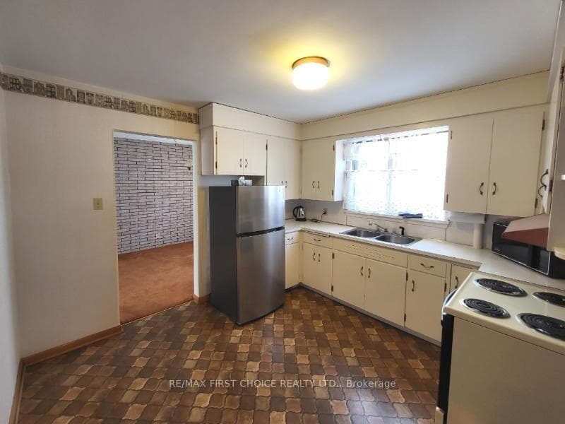 523 Westminster Street photo 11