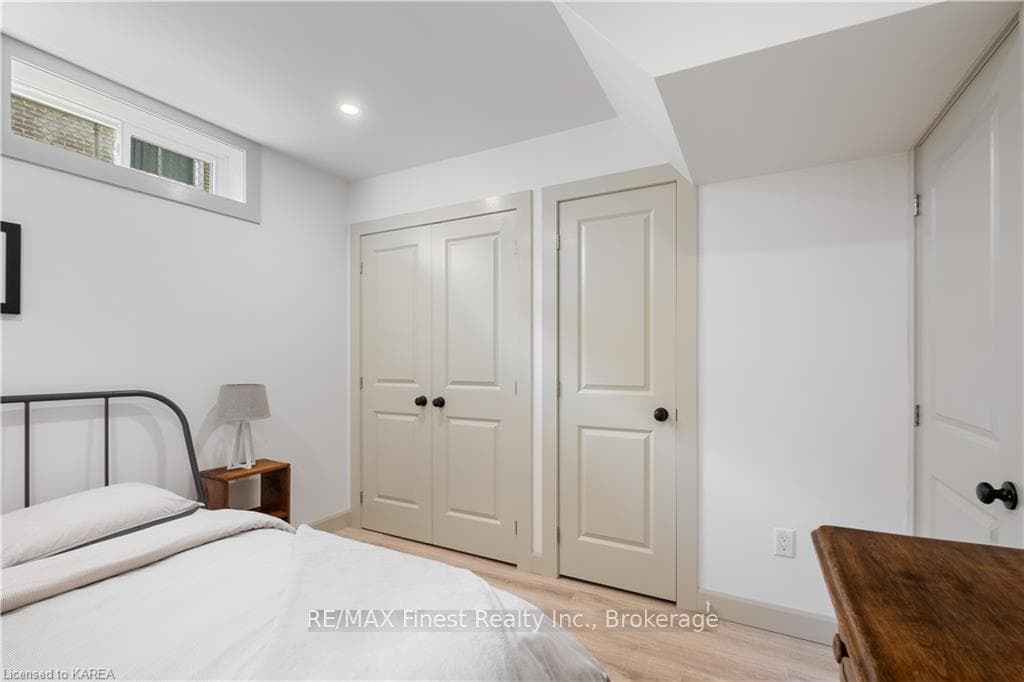 189 CAMBERLEY Crescent photo 23