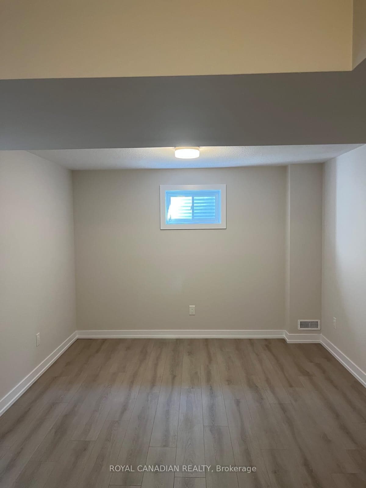 570 Oldenburg Avenue photo 10