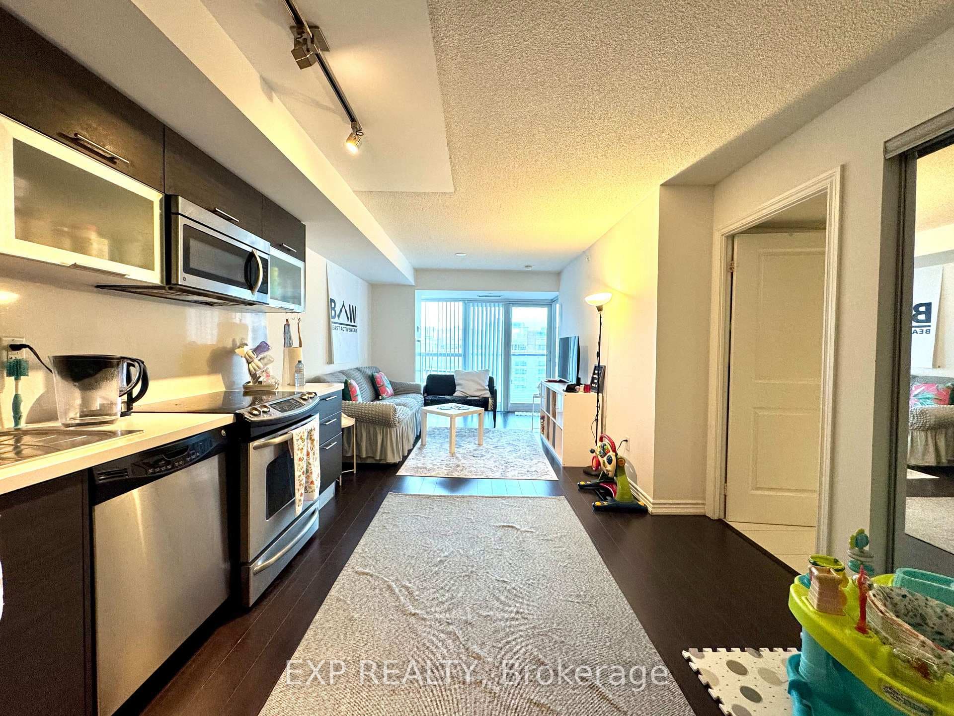 386 Yonge Street Unit 1512 photo 6