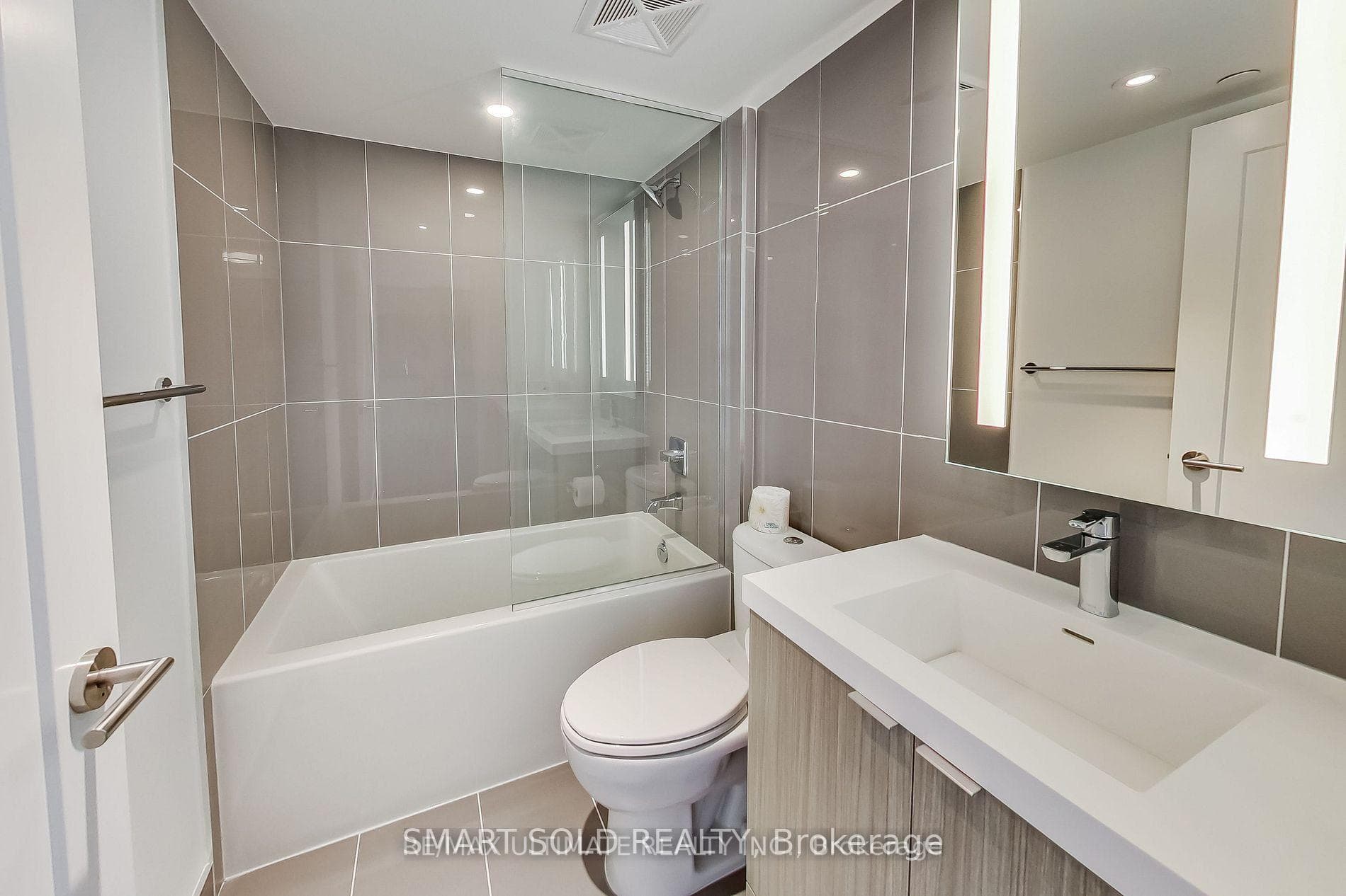 585 Bloor Street Unit 923 photo 18