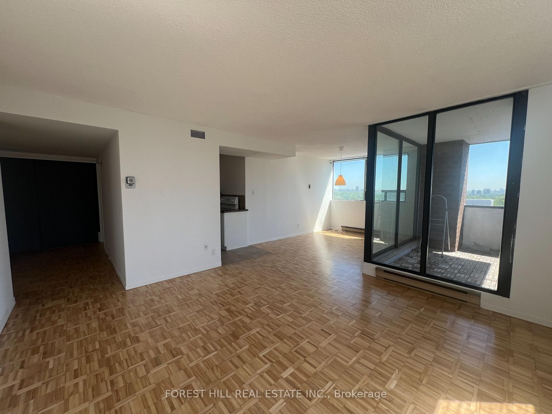 914 Yonge Street Unit 1402 photo 3