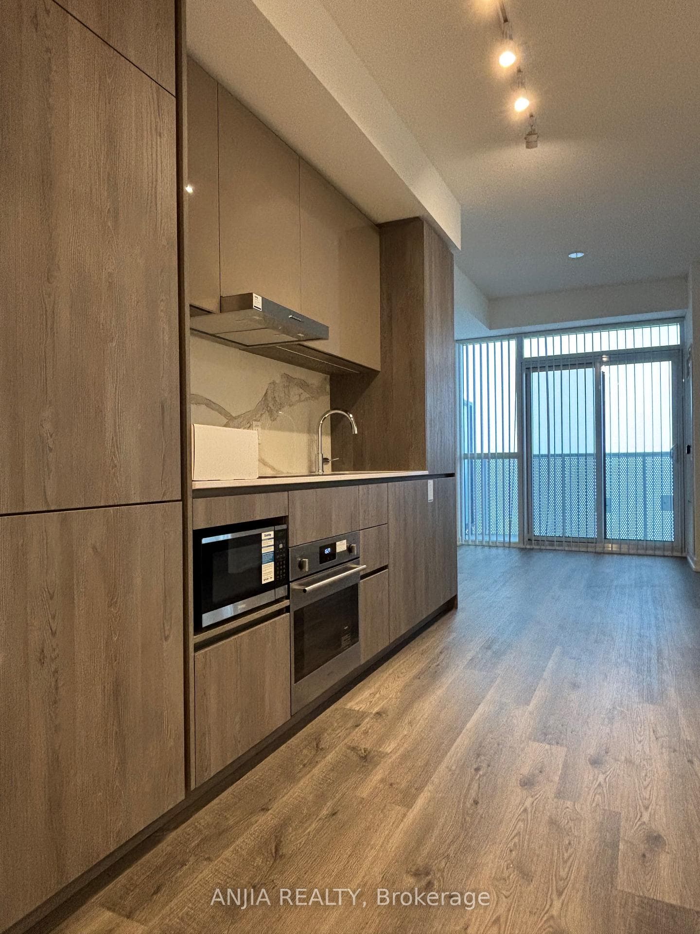 8 Interchange Way Unit 3911 photo 2