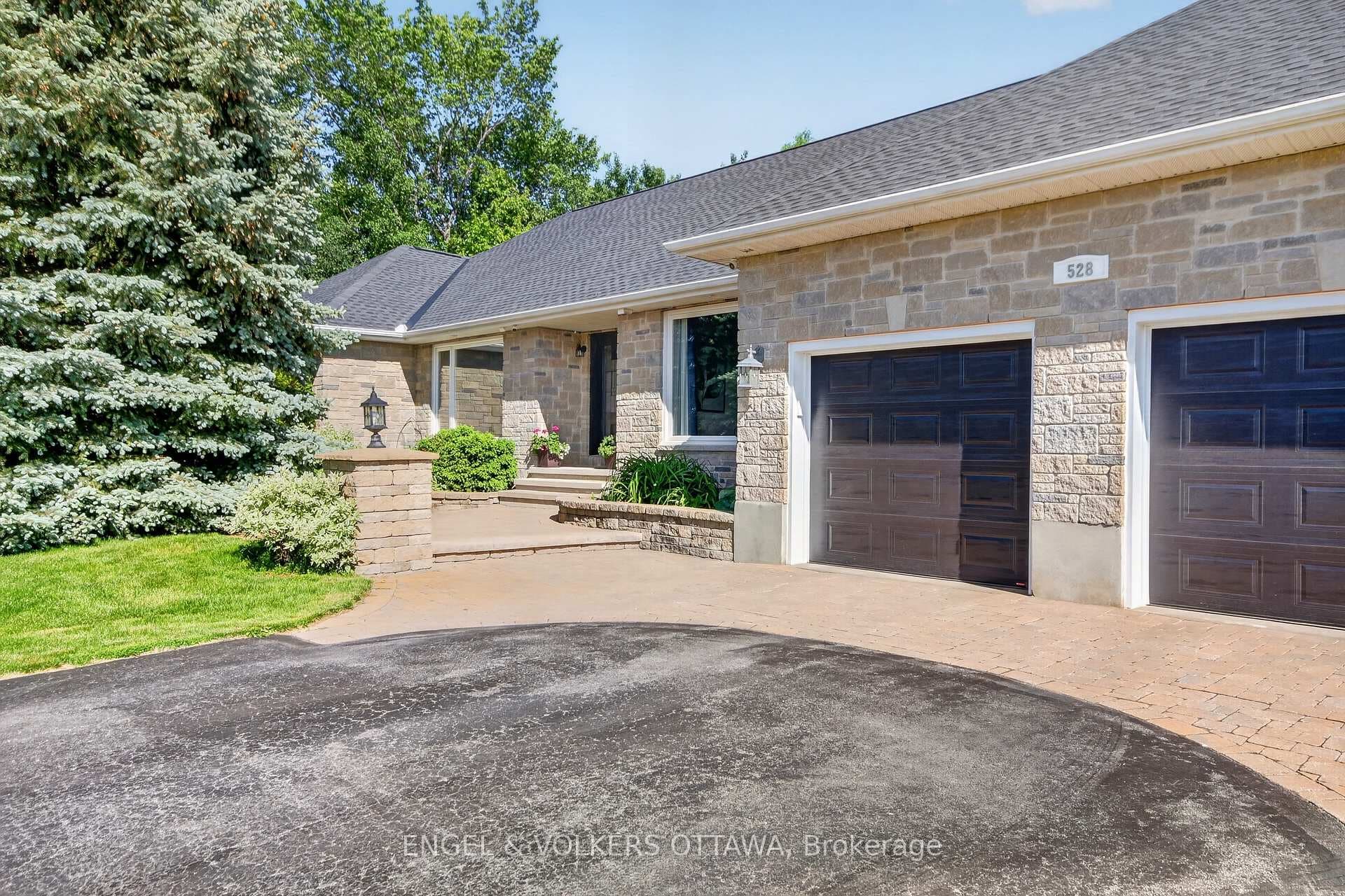 528 Tullamore Street photo 1