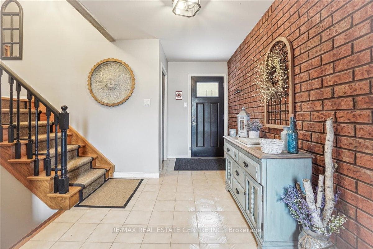 30 JARDINE Crescent photo 6