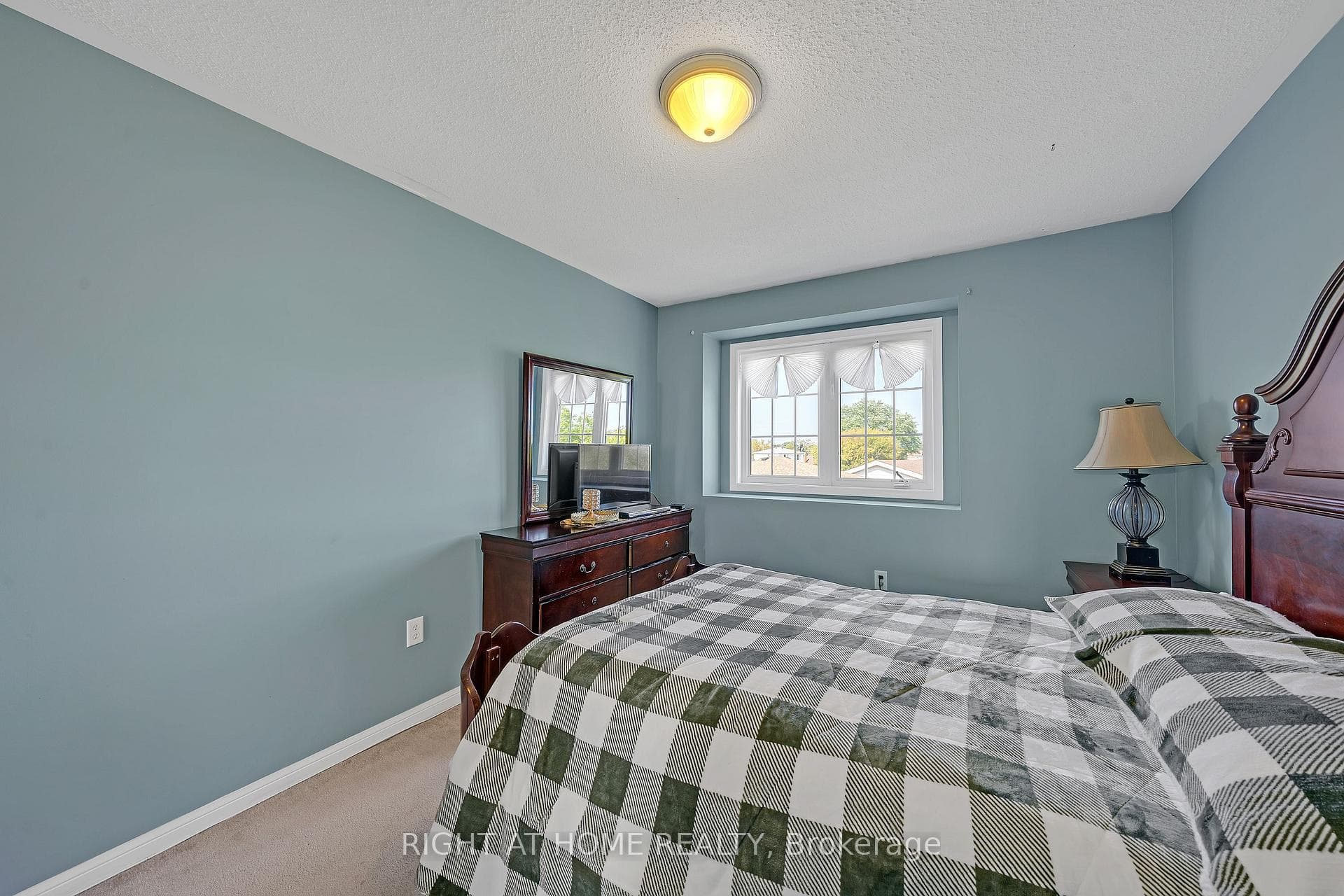 906 Bourne Crescent photo 33