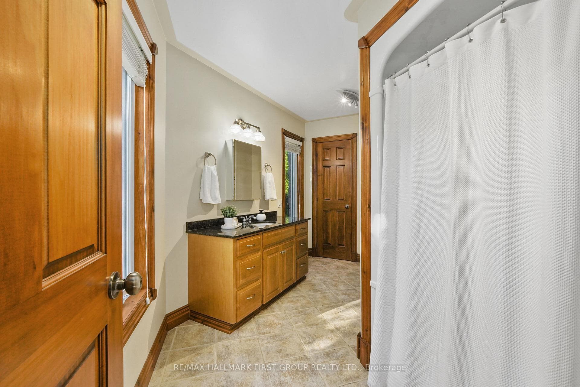 282 Lakeshore Road photo 20