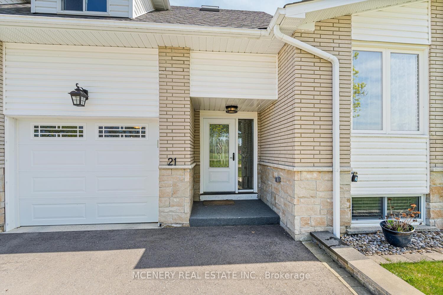 21 ERINDALE Drive photo 4