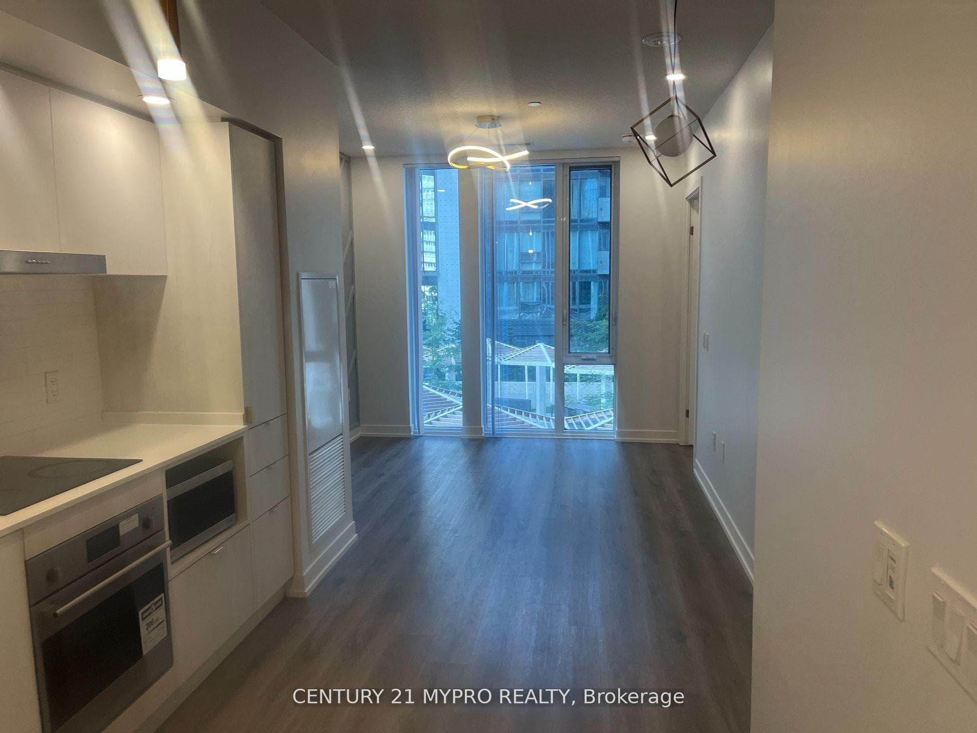 138 Downes Street Unit 818 photo 2