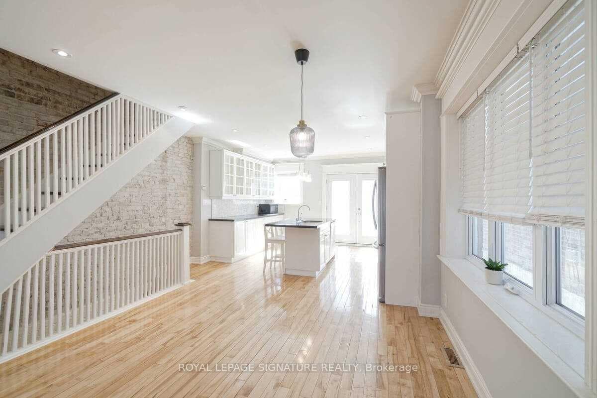 2079 Gerrard Street photo 11