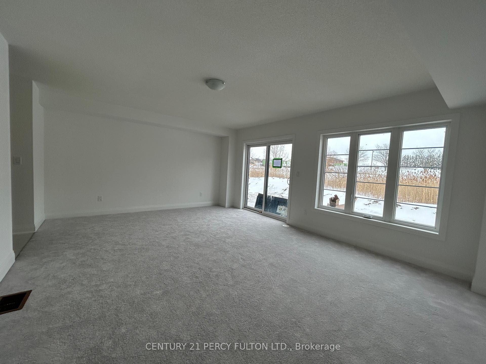 19 Elkington Crescent photo 5