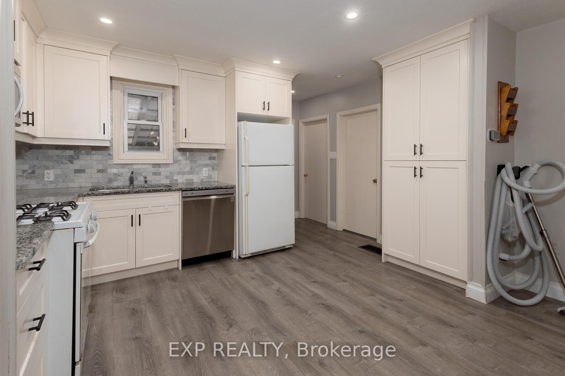 23 Oak Street photo 6