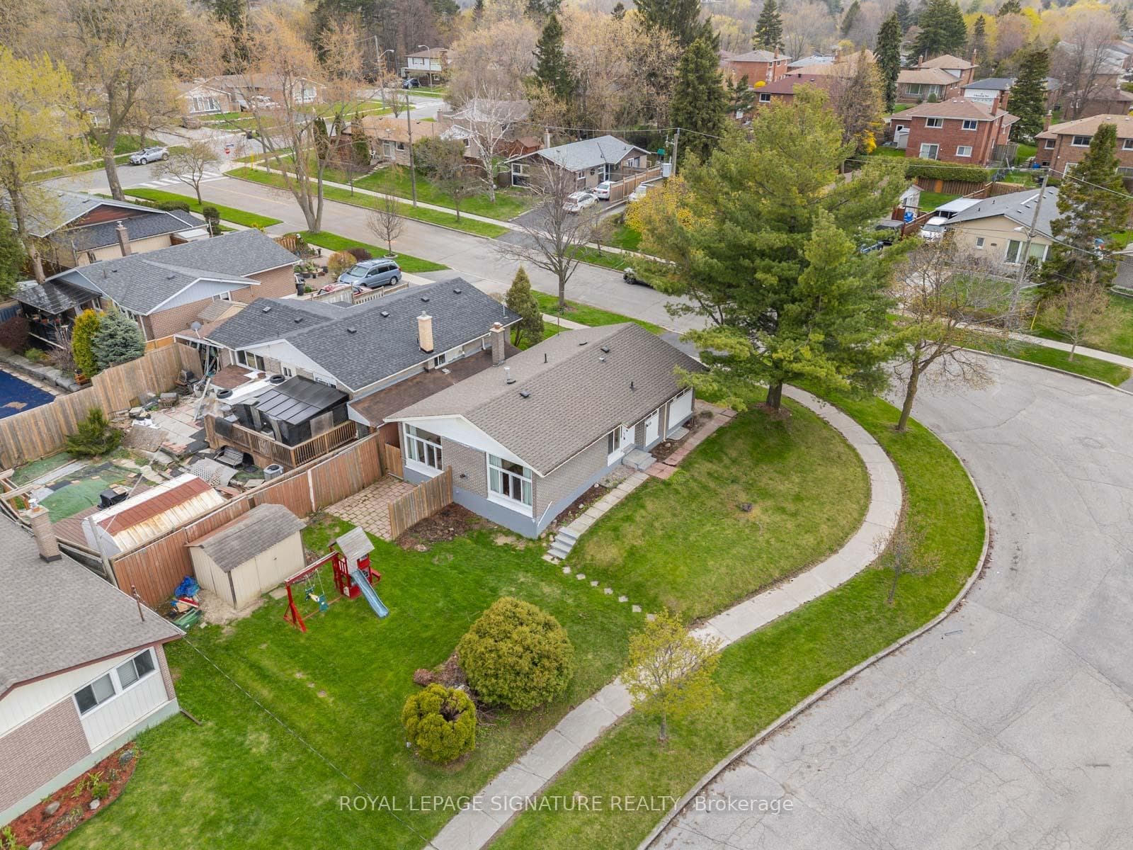 19 Shoreland Crescent photo 37