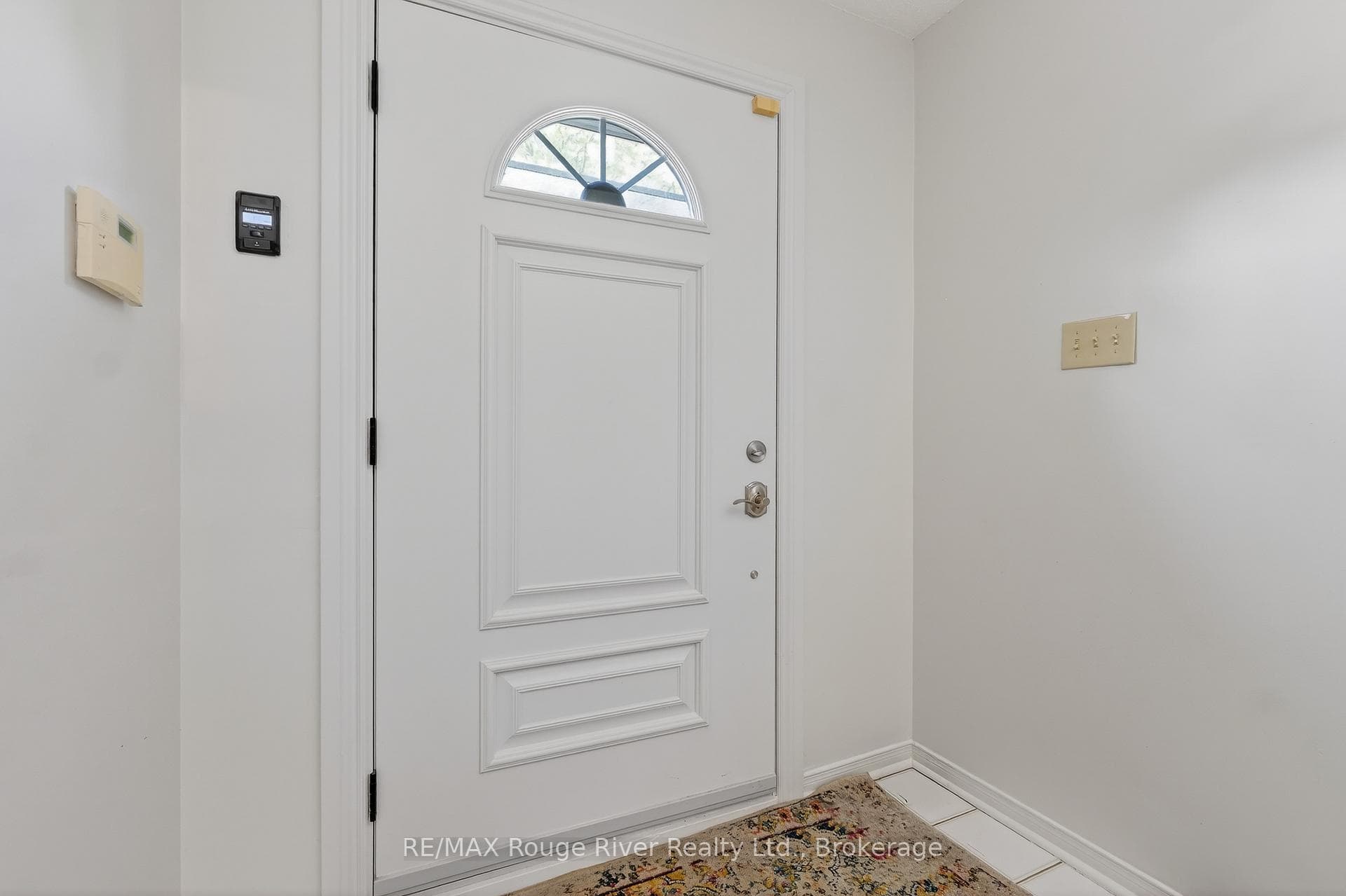 9 Farncomb Crescent photo 2