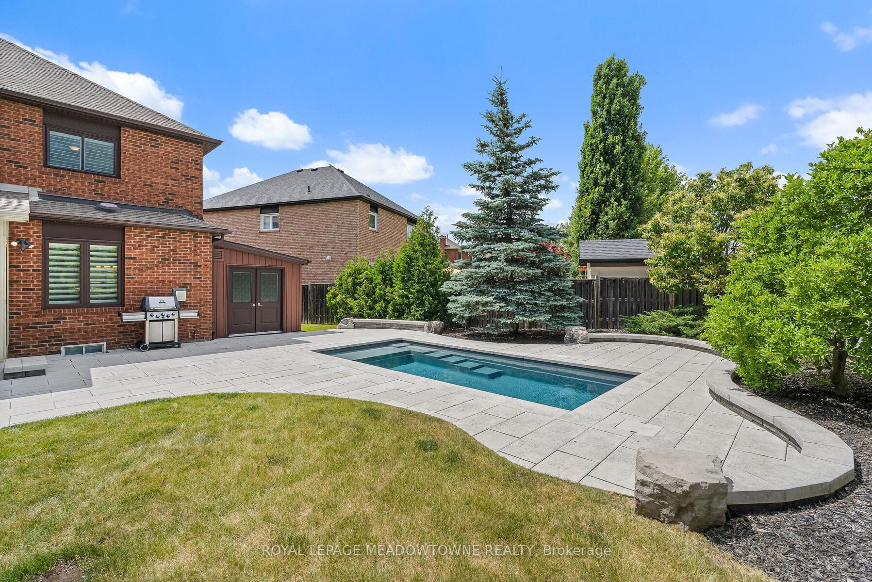 92 LAUCHLIN Crescent photo 43
