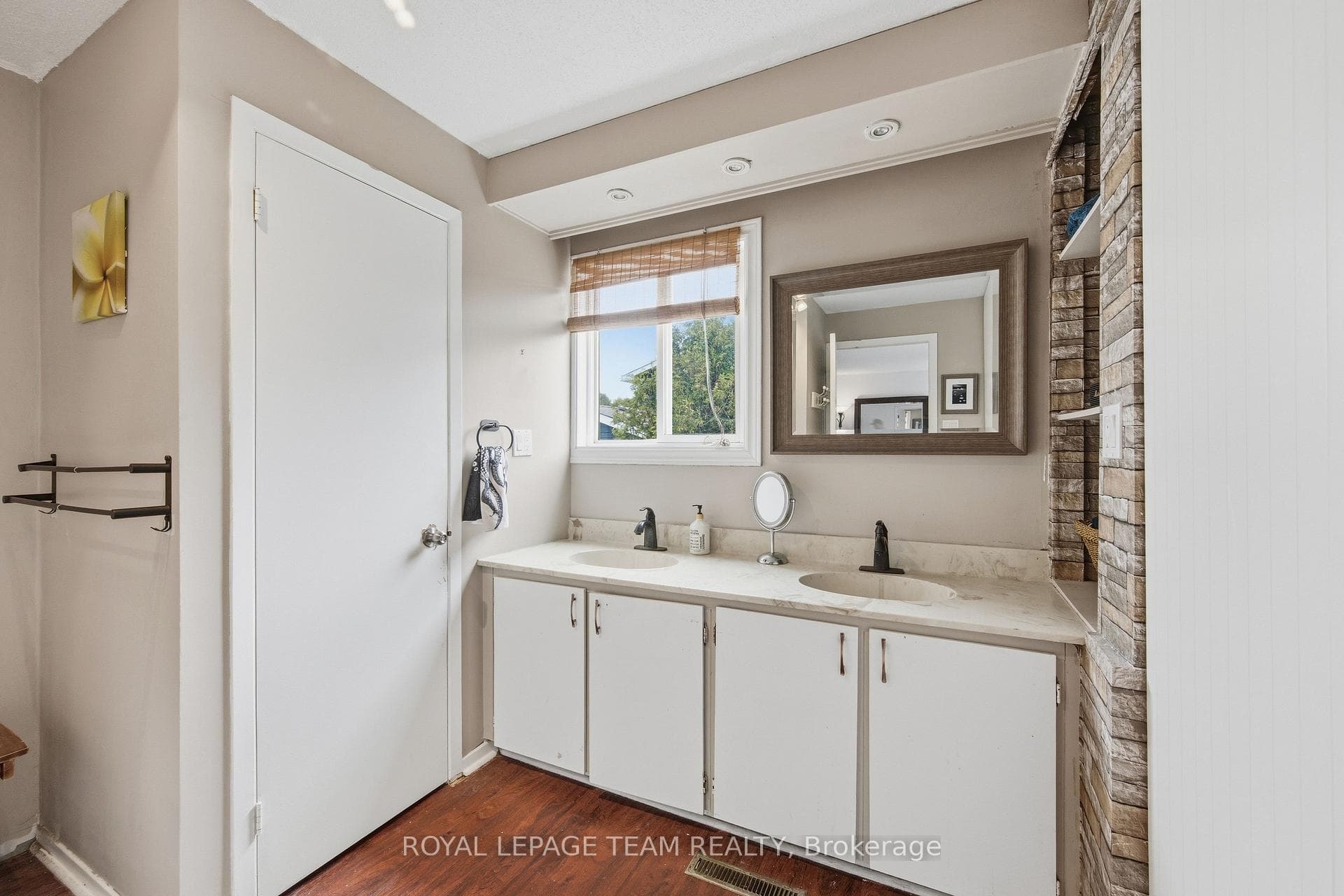 136 Malvern Drive photo 27