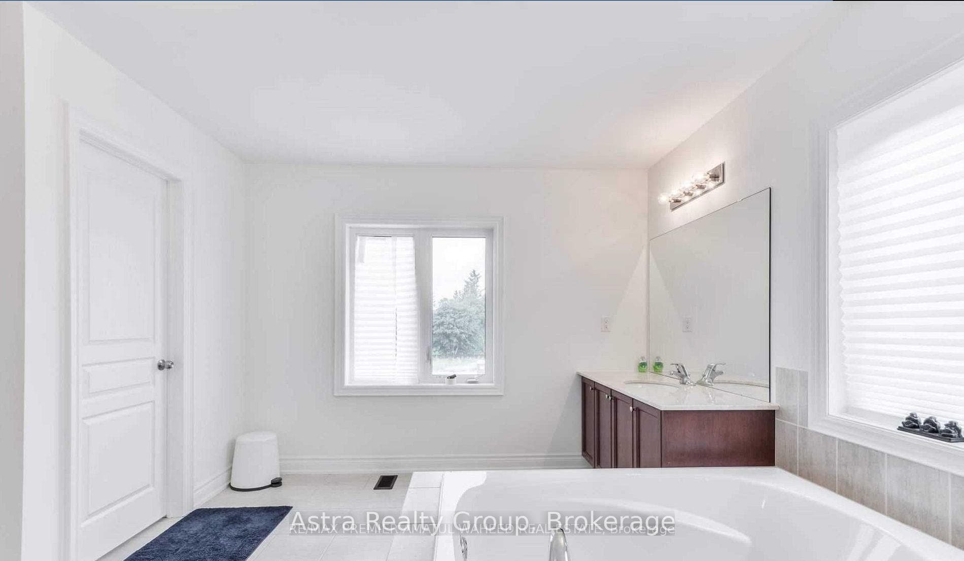 596 Mactier Drive photo 6