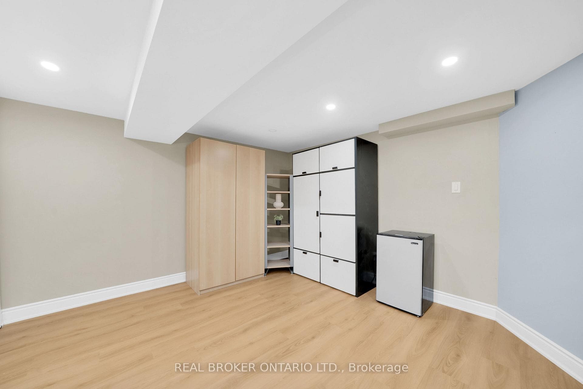 217 Ellis Crescent photo 30