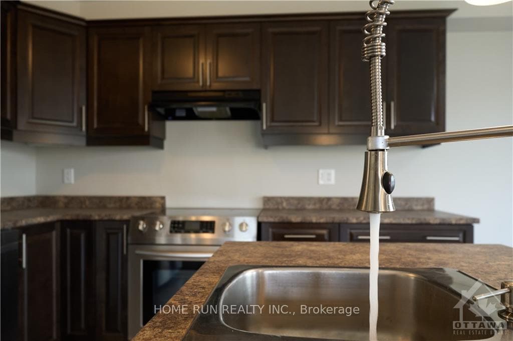 436 MEADOWHAWK Crescent photo 9