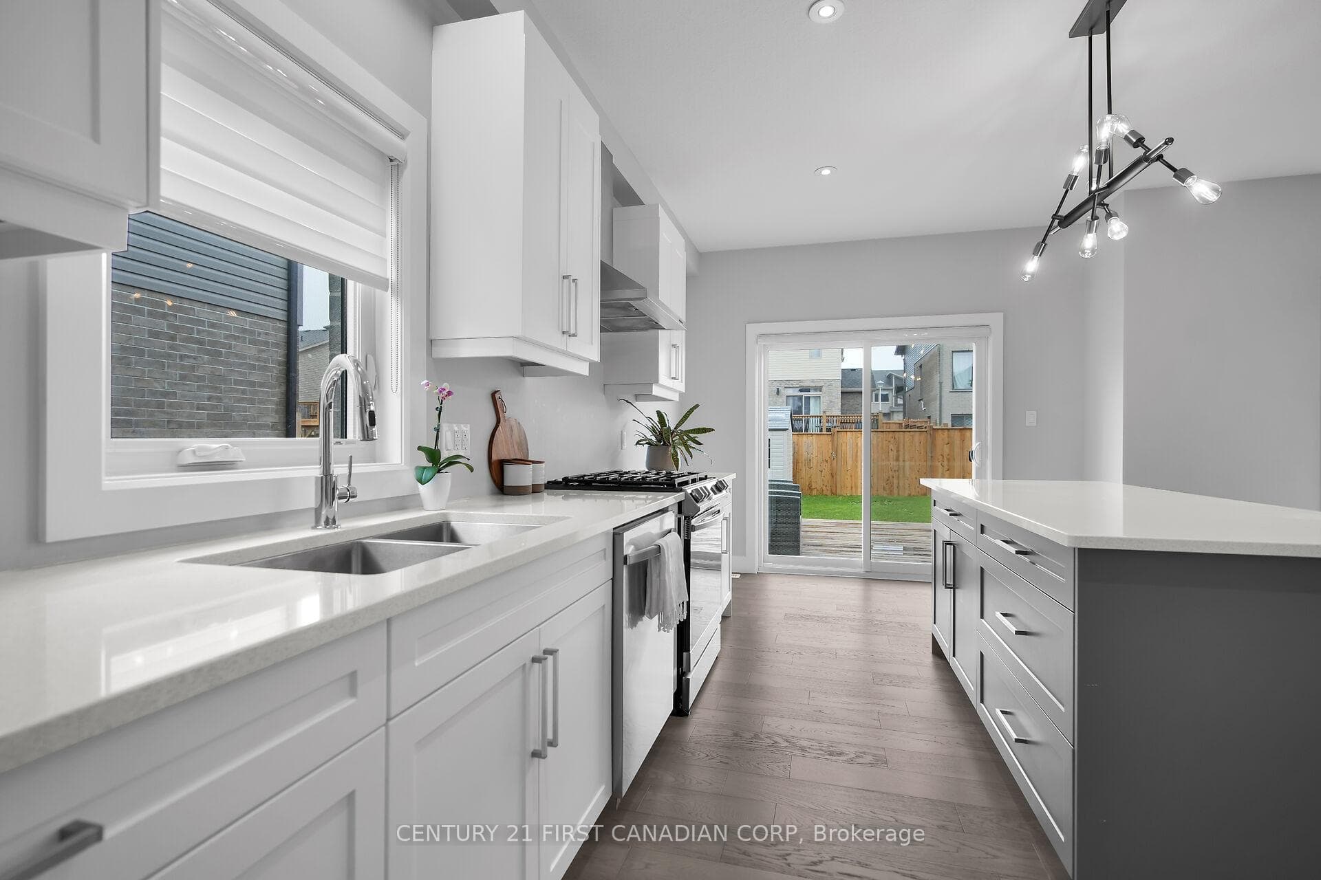 1576 Dylan Street photo 12
