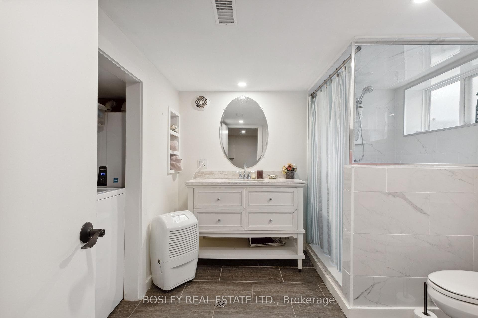 32 LOUISA Street photo 25