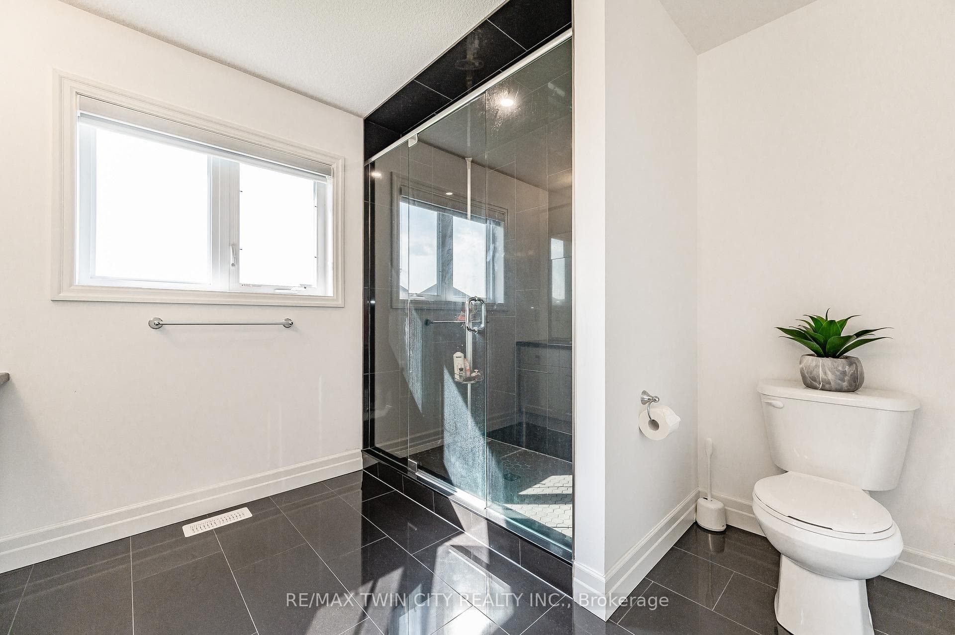 136 Village Road photo 39