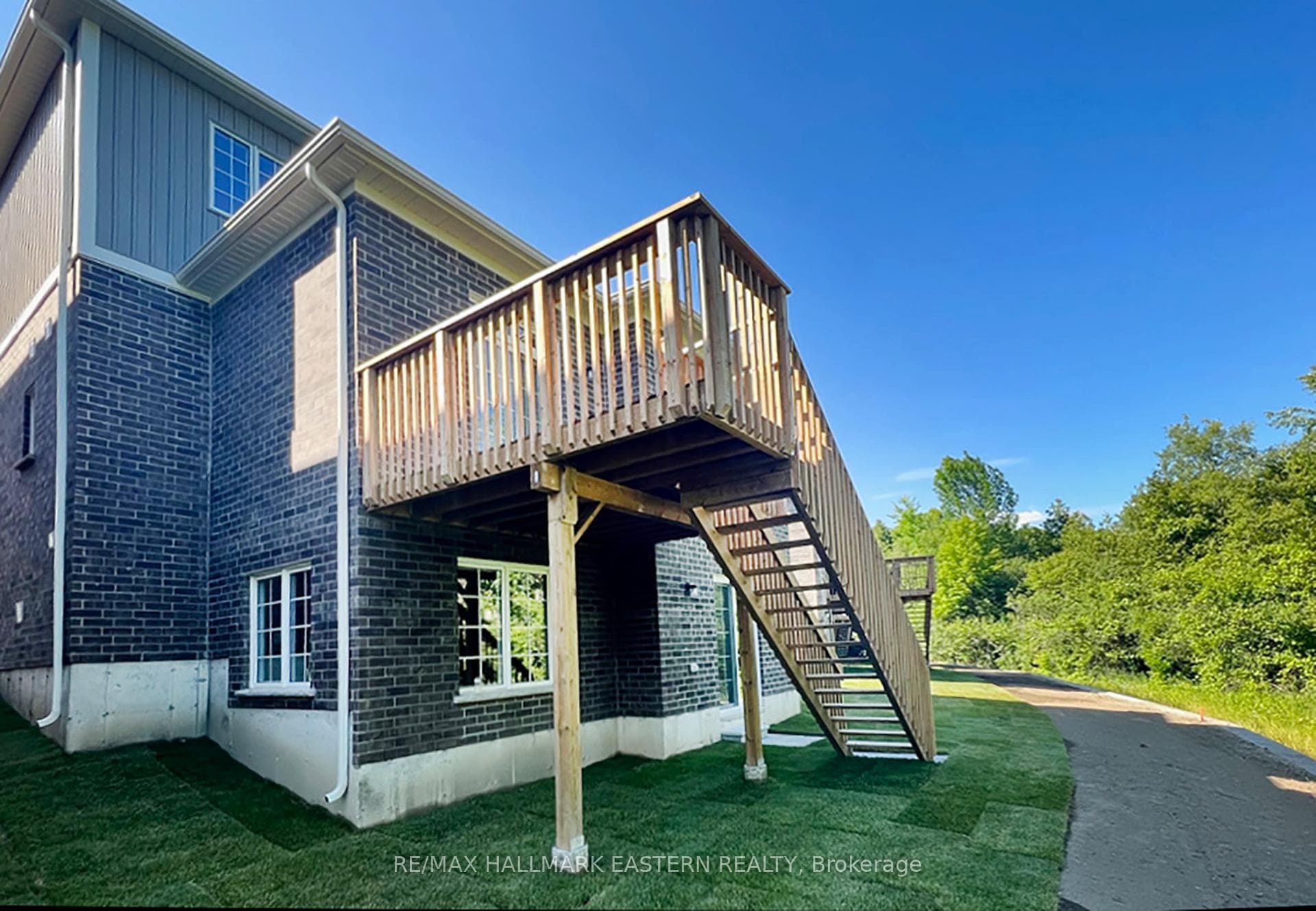 41 Coldbrook Drive photo 3