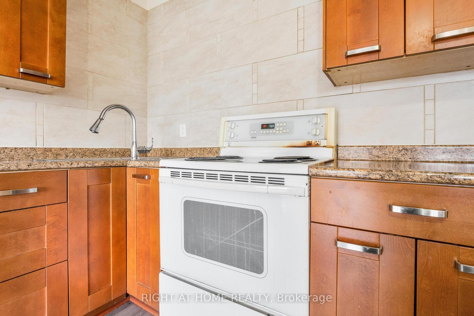 1698A Eglinton Avenue photo 10