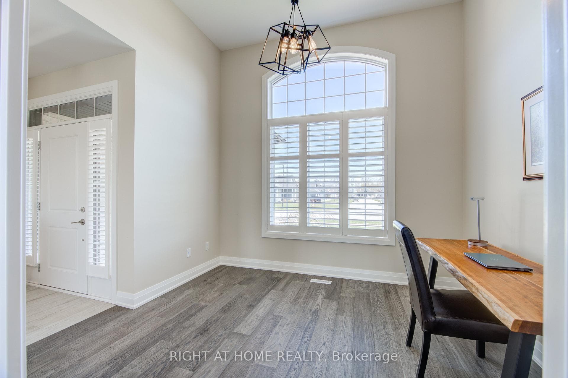 2043 LOCKWOOD Crescent photo 24