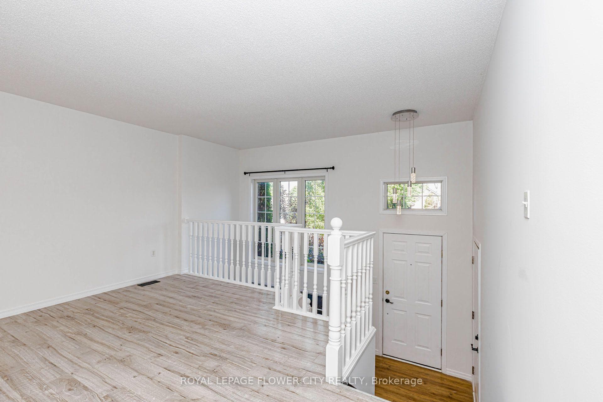 47 QUEENSWAY Drive photo 12