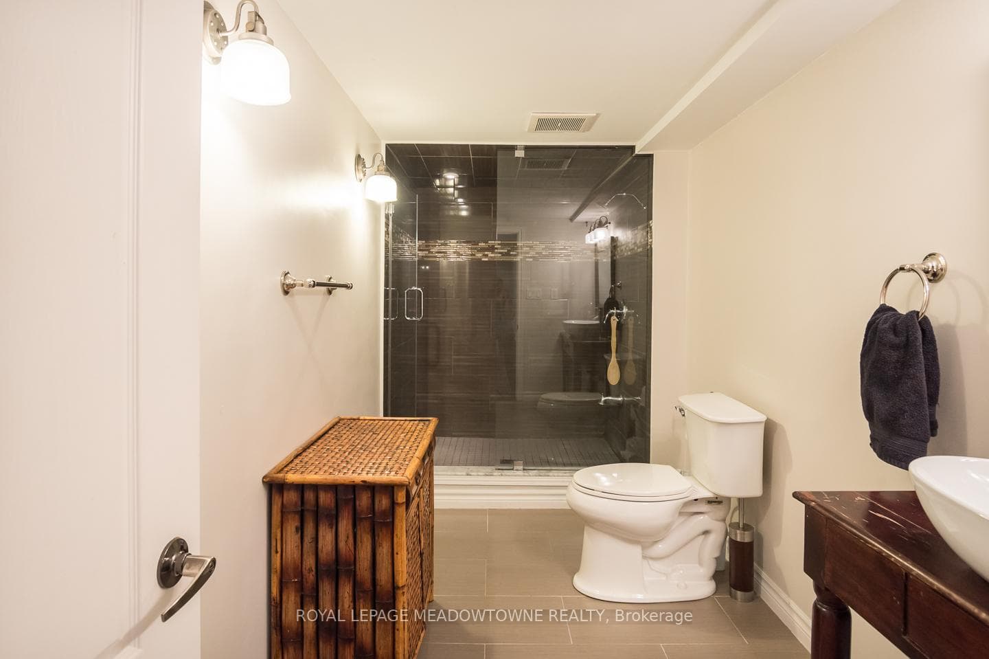 3pc with extra large shower