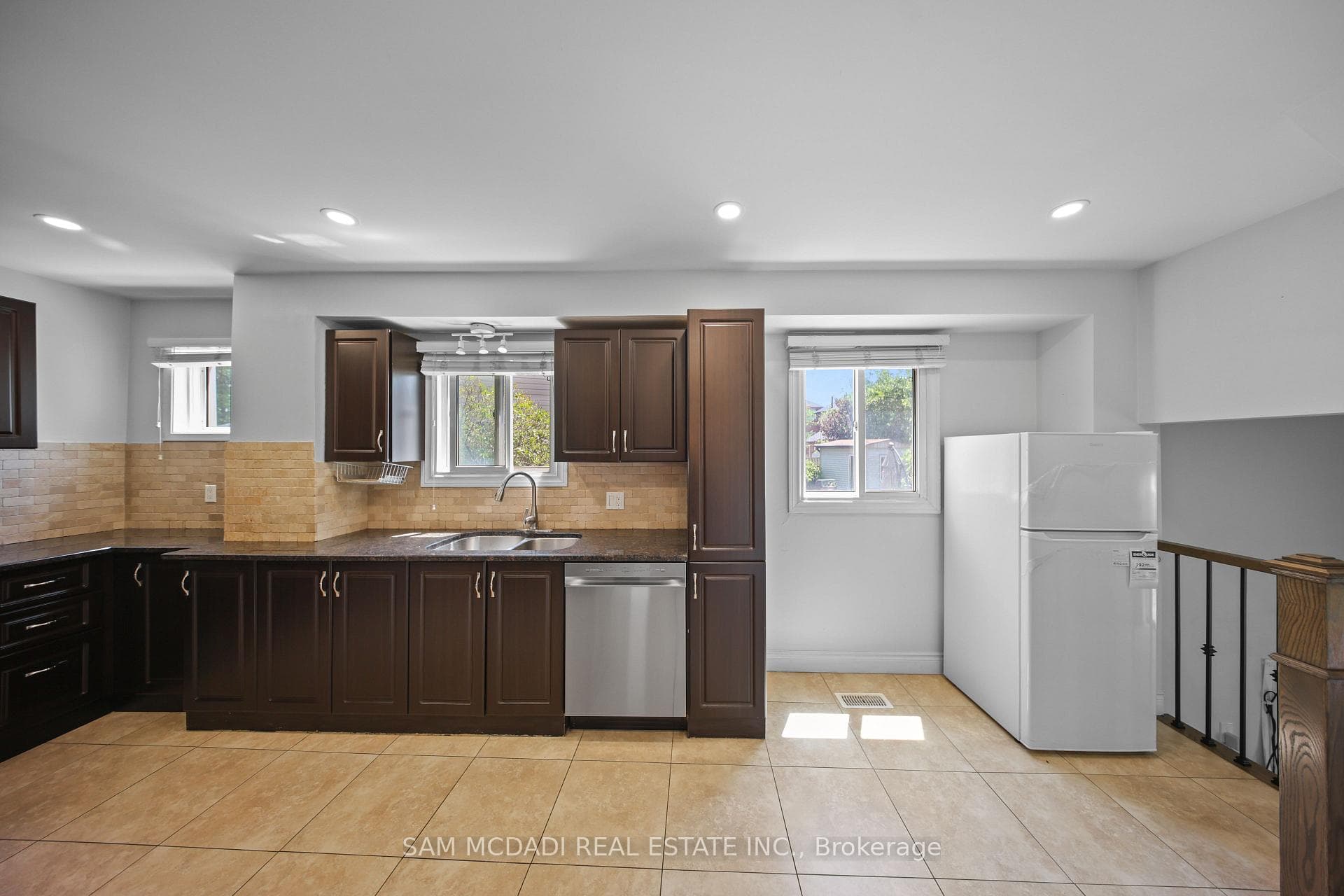 3949 Teakwood Drive photo 4