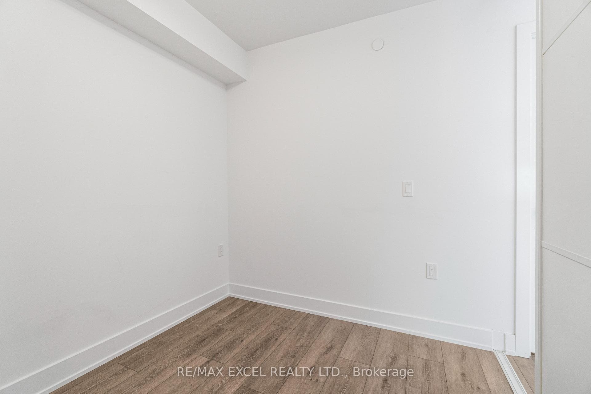 585 Bloor Street Unit 1720 photo 23
