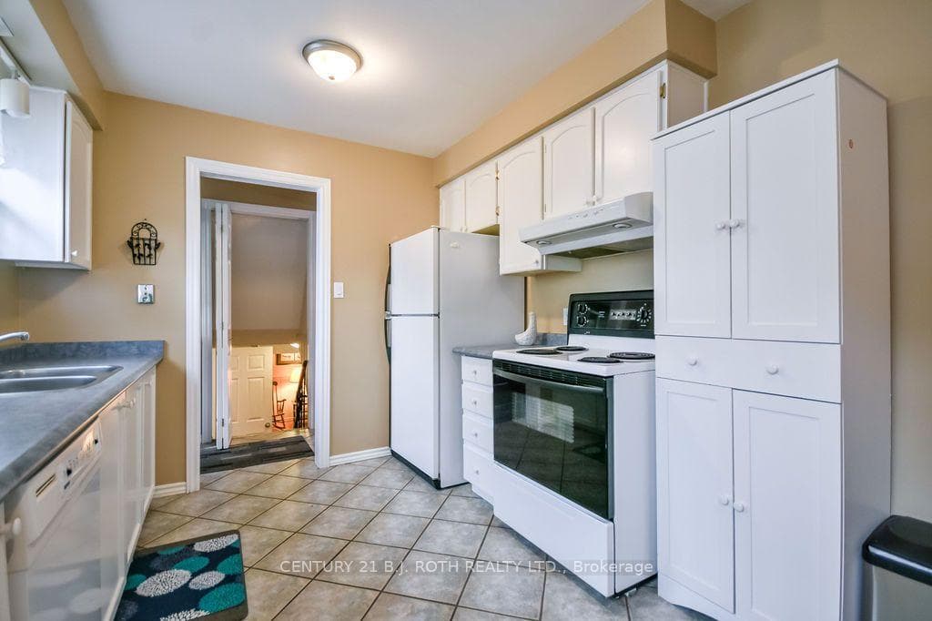 1037 Glen Eagles Crescent photo 9