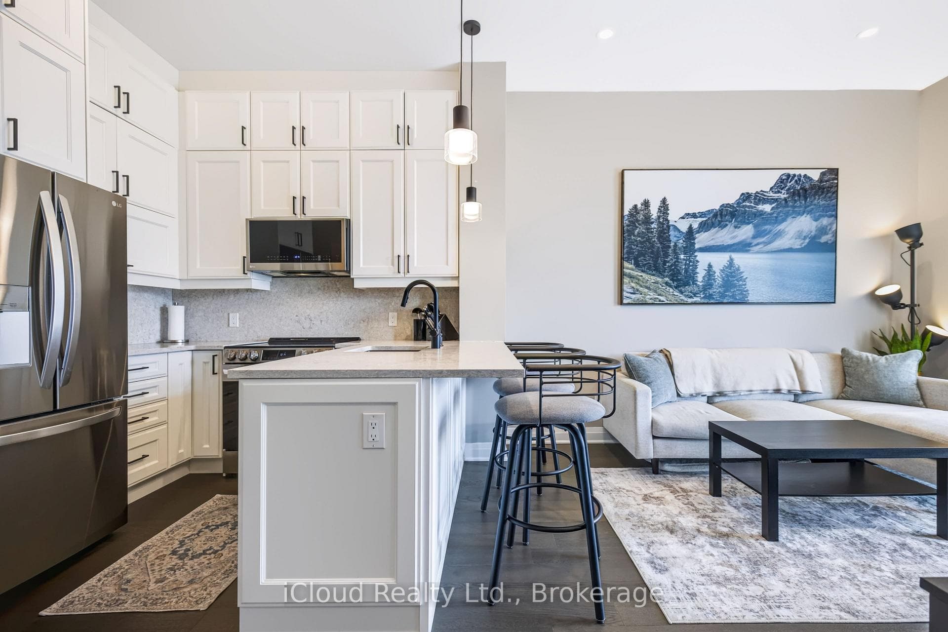 Upgraded Kitchen with Upgraded S/S Appliances