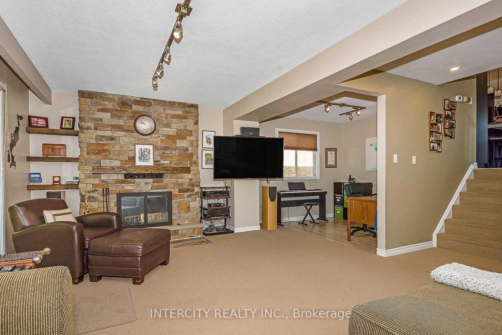 1404 Harmsworth Square photo 28