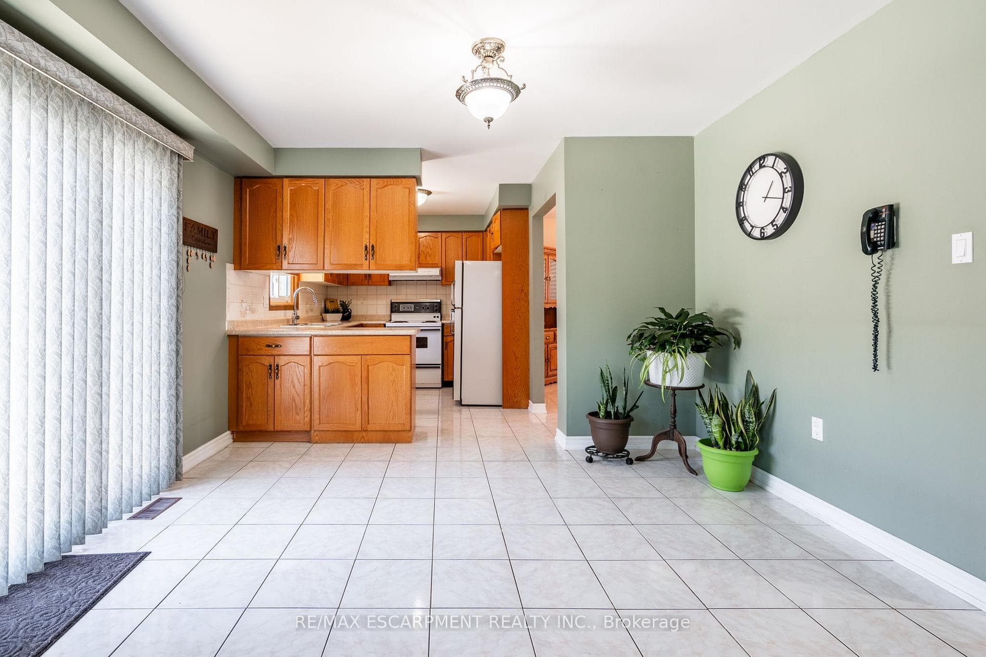 35 Republic Avenue photo 10