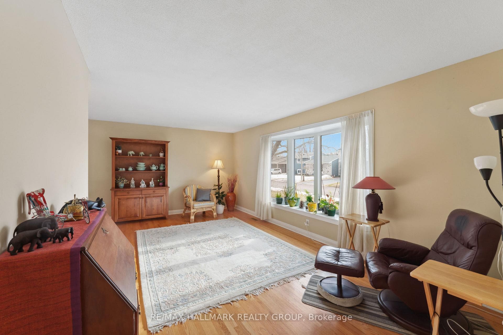 737 Stiles Crescent photo 4
