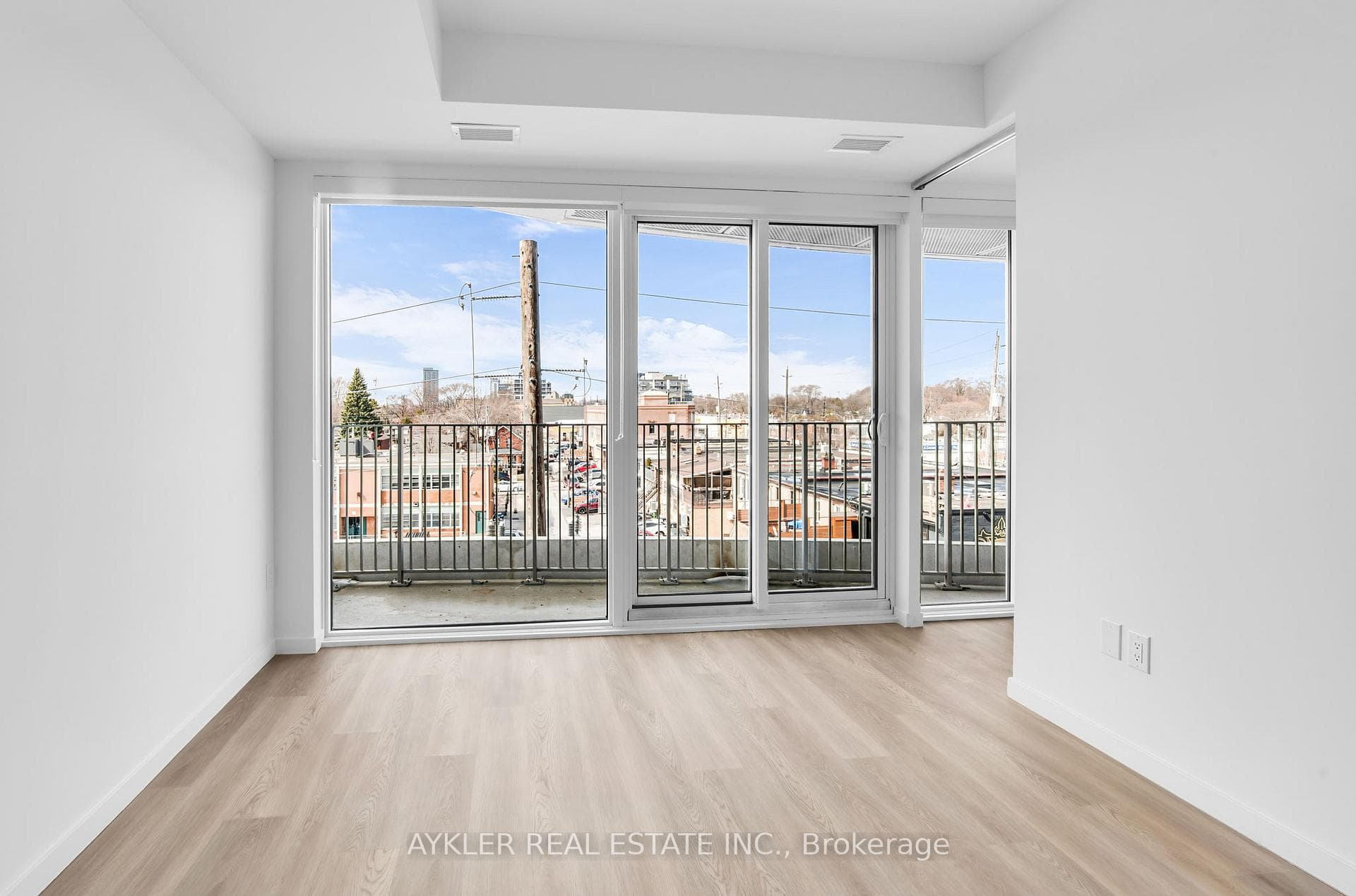 689 The Queensway N/A Unit 410 photo 10