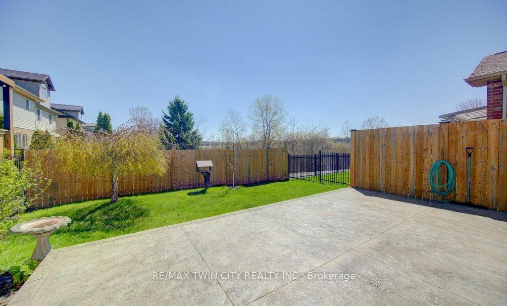 11 Frey Crescent photo 36